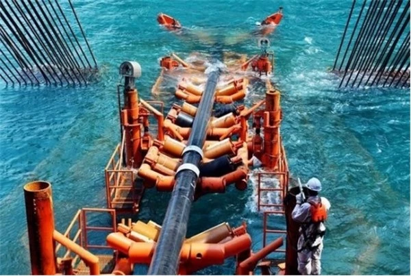 Submarine pipeline and riser system Submarine pipeline and riser system