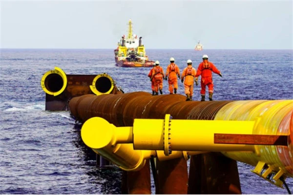 Submarine pipeline and riser system Submarine pipeline and riser system